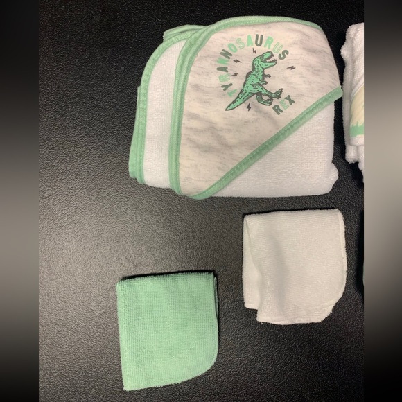 3 Baby Microfiber Hooded Towels with Dinosaurs and 2 Washcloths  NWOT - Picture 2 of 3